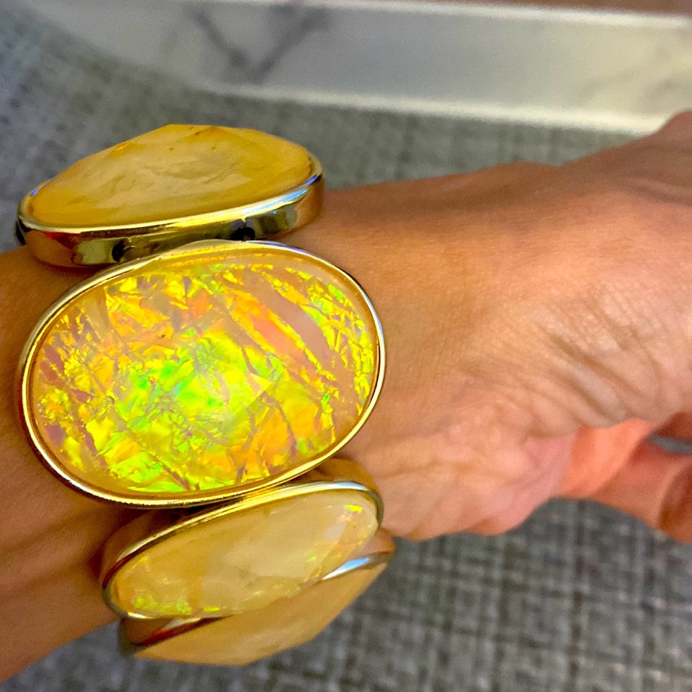 Simulated mother of pearl stretch bracelet